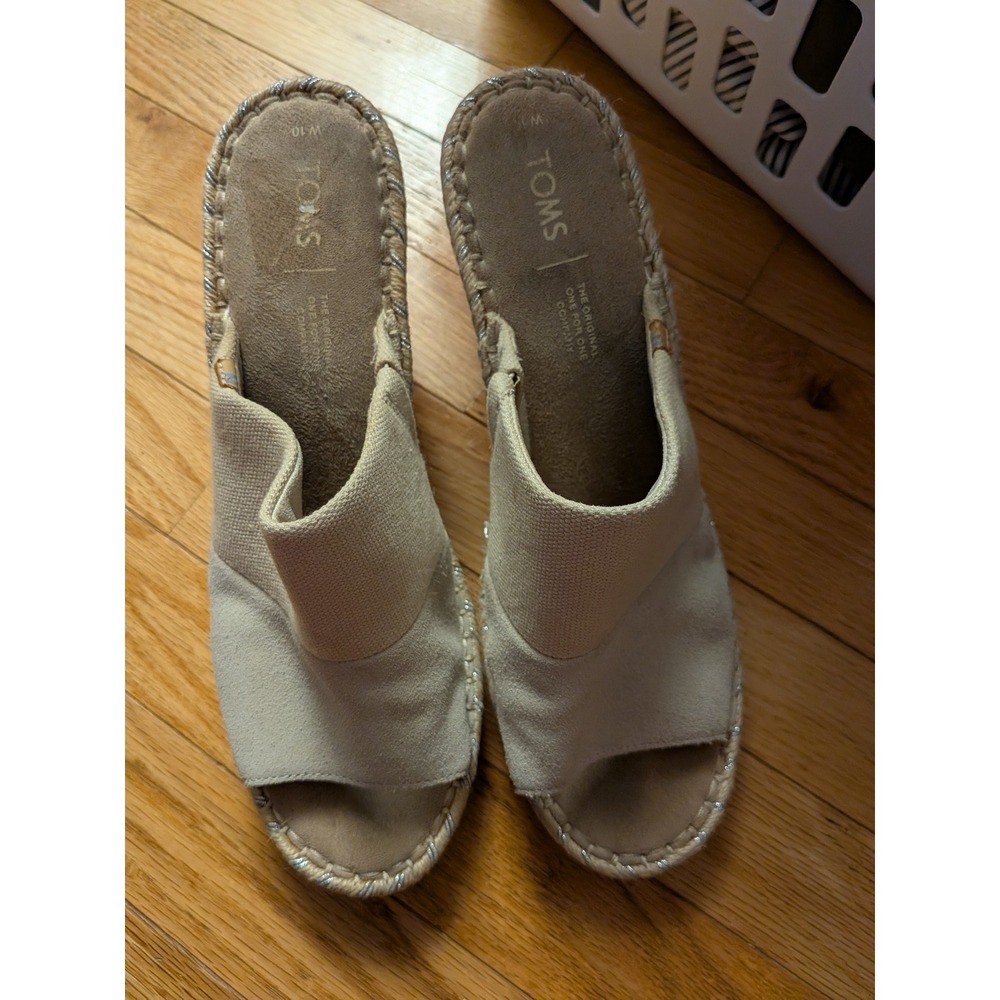 TOMS Monica Beige Suede Espadrille Wedge Sandals Silver Metallic Trim Womens 10